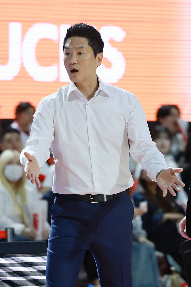 <yonhap photo-6782="">17일 서울 잠실학생체육관에서 열린 2025-2026 LG전자 프로농구 정규리그 서울 SK와 수원 kt의 경기. SK 전희철 감독이 판정에 항의하고 있다. 이날 KT를 꺾은 SK는 맞대결 7연승 행진을 이어갔다. 2025.11.17 [연합뉴스]</yonhap>