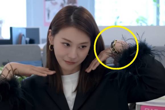 배우 유인영이 '당근'에서 구매한 샤넬 시계를 감정했다. [사진='인영인영' 유튜브]