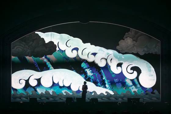 가수 김동률이 콘서트에서 선보인 뮤지컬 트릴로지 중 한 장면. 사진 뮤직팜