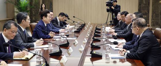 이재명 대통령이 16일 오후 서울 용산 대통령실 청사에서 열린 한·미 관세협상 후속 민관 합동회의에서 모두발언을 하고 있다. [사진 대통령실사진기자단]