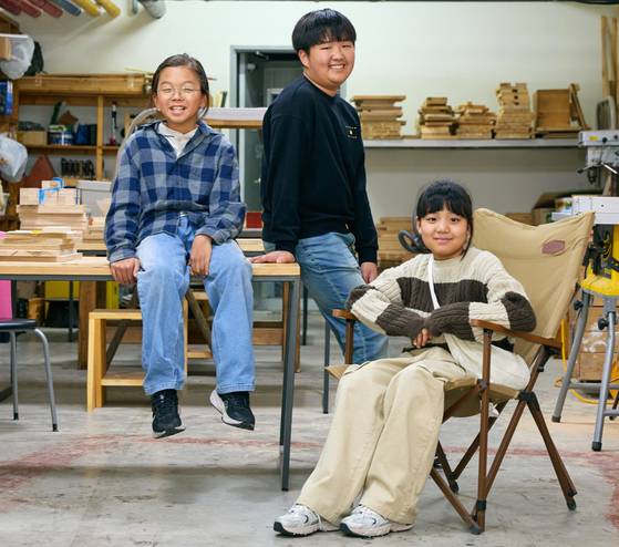 서울의 대표적인 마을공동체로 꼽히는 마포구 성미산마을을 찾은 이한호·이시온 학생기자·고가람(왼쪽부터) 학생모델이 다양한 공동체를 둘러보고 마을 주민들이 함께 어울려 살아가는 이야기를 들어봤다.