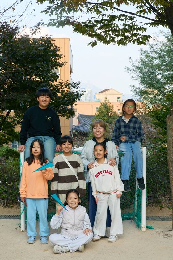 개똥이네 문화놀이터 방과후에서 온 세 명의 학생들과 박수경(오른쪽 두 번째 위) 사무국장을 만난 소중 학생기자단.