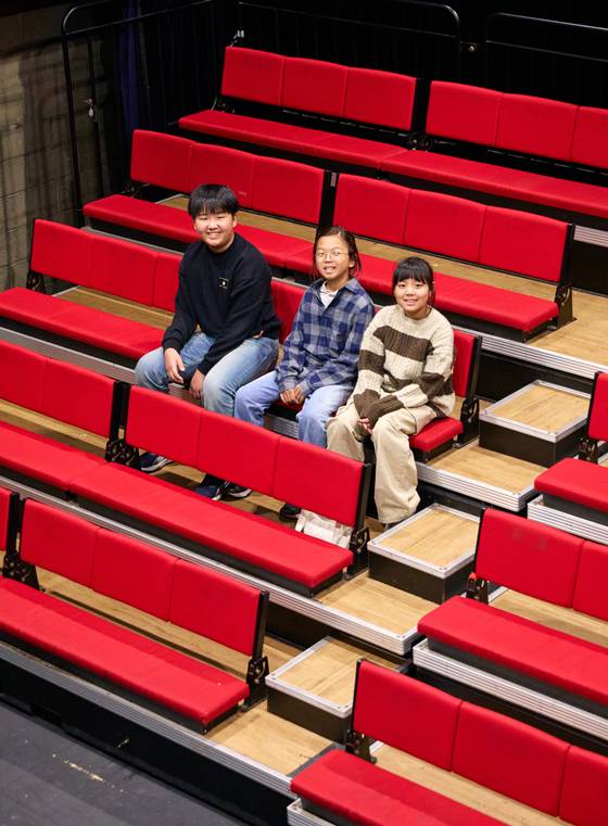 성미산학교 입학식·졸업식을 비롯해 각종 공연·회의·파티 등을 하는 성미산 마을극장을 방문한 소중 학생기자단.