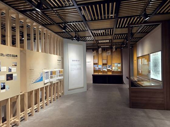 '어느 도시의 탑승록'은 서울시가 주도적으로 교통 정책을 펼치기 시작한 1960년대부터 1980년대까지 기록을 중심으로 서울시가 '겹겹이 쌓인 도시'로 성장한 과정을 보여주는 전시다.