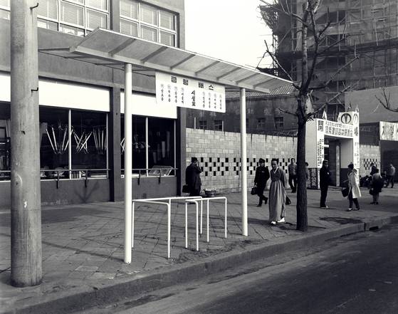1966년 서울시 버스정류소 차양대 모습. 시민들의 질서 있는 버스 승차를 유도하기 위해 설치됐다. ⓒ서울기록원