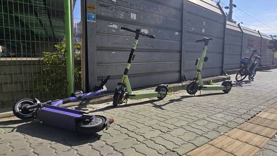 지난 11일 오전 충남 천안시 서북구 두정역 인근 인도에 PM(개인형이동장치)가 아무렇게나 방치돼 있다. 신진호 기자