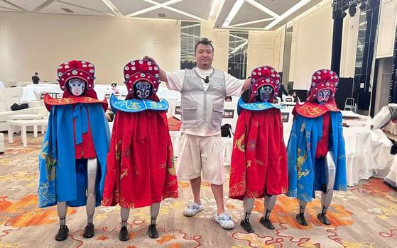 지난 10월 항저우에서 열린 이벤트에 휴머노이드 로봇 팀이 중국 전통 복장 차림으로 참가했다. 위챗 AI스토리플랜 캡처