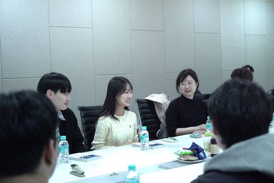 13일, 부산대 중어중문학과 한수민 학생이 유상철 중앙일보 중국연구소장과의 간담회에서 질문을 하고 있다. 중국연구소