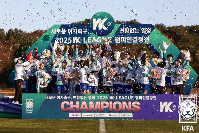 ▲ 화천 KSPO 여자축구단 선수단이 지난 15일 화천생활체육공원에서 열린 2025 WK리그 챔피언결정전 2차전에서 승리하며 통합 우승을 확정지은 뒤 세리머니를 펼치고 있다. 대한축구협회 제공