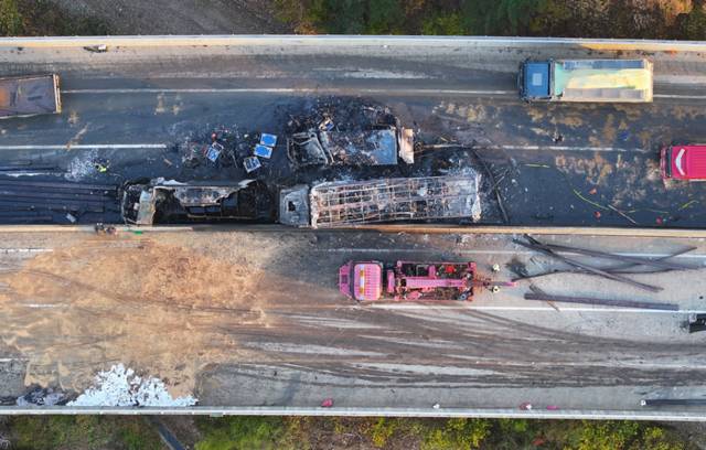 ▲ 17일 오전 3시 12분쯤 상주영천고속도로 양방향에서 대형 교통사고로 화재가 발생한 가운데 당국이 사고 수습을 하고 있다. 2025.11.17 연합뉴스