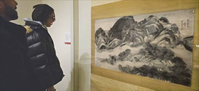 15일(현지시간) 미국 워싱턴DC 국립아시아예술박물관에서 개막한 ‘한국의 보물들(Korean Treasures)’전을 찾은 현지 관람객들이 겸재 정선의 ‘인왕제색도’를 감상하고 있다.  /워싱턴=이상은 기자