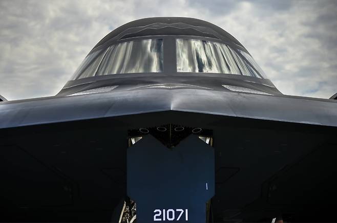 정면에서 본 B-2 스피릿 스텔스 핵 폭격기