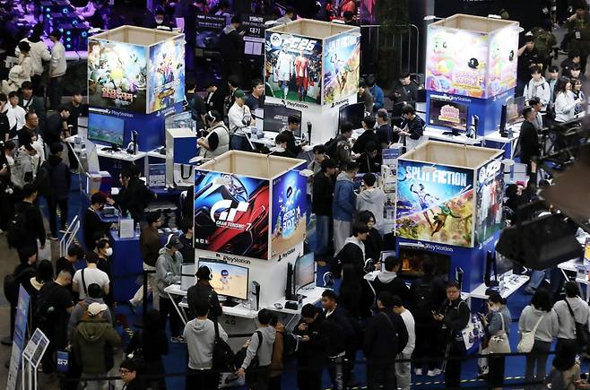 지난 13일 부산 해운대구 벡스코 제1전시장에서 열린 국내 최대 게임전시회 '지스타 2025'가 관람객들로 북적이고 있다. 사진=뉴스1
