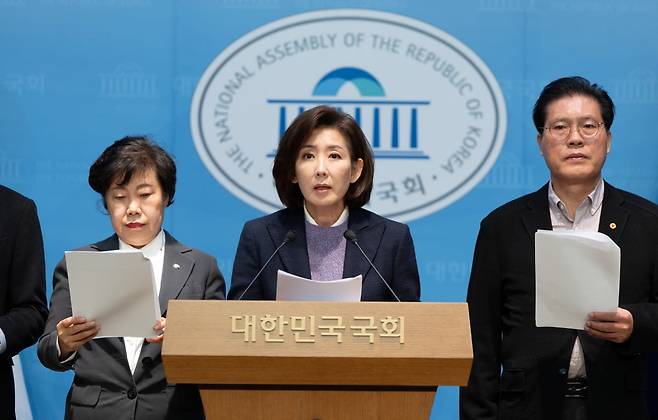 나경원 국민의힘 의원을 비롯한 법제사법위원들이 9일 서울 여의도 국회 소통관에서 대장동 사건 항소 포기 관련 현안 기자회견을 하고 있다. 2025.11.9/뉴스1