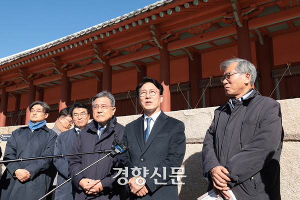 김민석 국무총리가 지난 10일 서울 종로구 유네스코 세계문화유산인 종묘를 찾아 최근 서울시의 세운상가 재개발 계획에 따른 영향을 살펴보고 대책을 점검한 후 발언하고 있다. 이날 종묘 방문에는 허민 국가유산청장, 유홍준 국립박물관장 등이 함께 했다. 청사사진기자단
