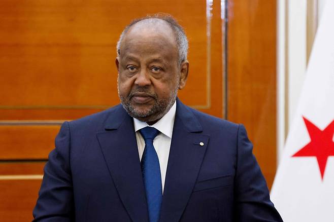 이스마일 오마르 겔레 현 지부티 대통령이 지난 8일(현지시간) 6선 도전을 공식화했다. 사진은 지난해 12월21일 지부티 대통령궁에서 에마뉘엘 마크롱 프랑스 대통령과의 회담을 마친 뒤 기자회견에 참석한 겔레 대통령의 모습. AFP연합뉴스