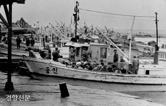 납북됐다가 1969년 5월28일 귀환하는 어선에 앉아 있는 어부들. 경향신문 자료사진