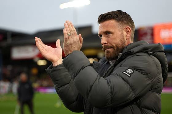 Rob Edwards applauds fans ahead of kickoff in a Premier League match between Luton Town and Everton at Kenilworth Road in Luton, Britain, on May 3, 2024.  [AFP/YONHAP]