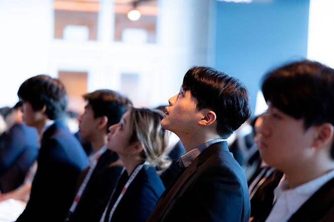 Participants listen to keynote speeches during the ″Lifeplus NY 2025″ event held at The Glasshouse in New York City on Nov. 14. [HANWHA GROUP]