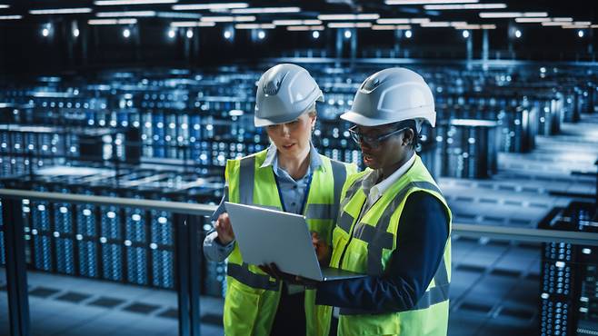 직원들이 초고밀도 AI 데이터센터를 점검하고 있다. 게티이미지뱅크