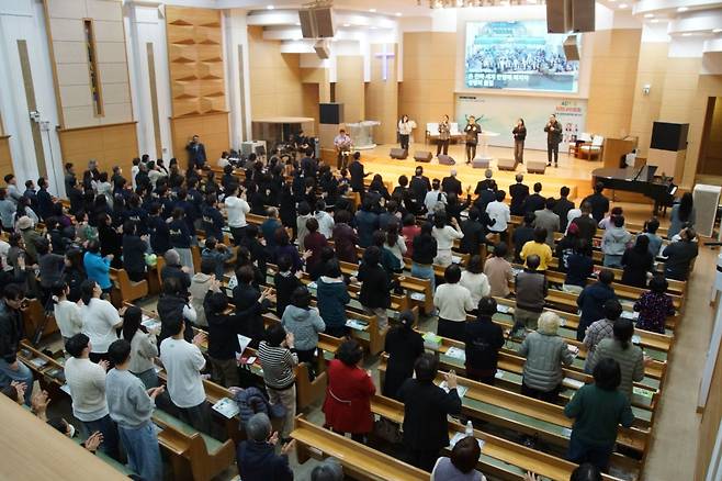 민족복음화운동본부 부울경본부는 지난 13일부터 14일까지 부산 가야교회에서 'AGAIN 심령대부흥회'를 개최했다. 참석자들이 어웨이크닝 미니스트리팀의 찬양에 맞춰 두  손들고 기도와 찬양을 하고 있다.