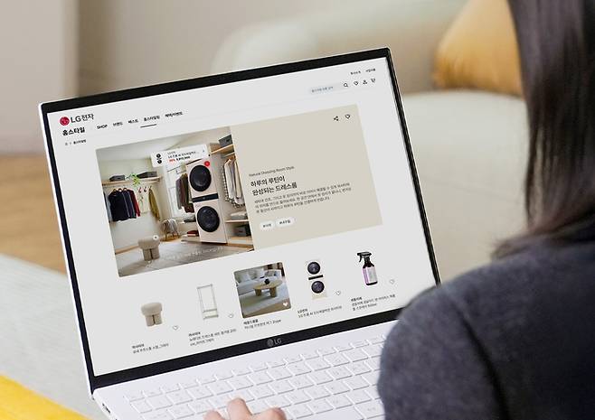 LG전자가 온라인브랜드샵(LGE.COM)에 가전과 어울리는 리빙 제품과 인테리어를 제안하는 ‘홈스타일’ 서비스를 오픈했다.[LG전자]