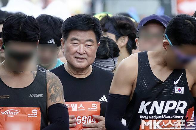 권오갑 HD 현대 명예회장 겸 한국프로축구연맹 총재가 ‘2025 MBN 서울마라톤’ 하프코스 출발을 앞두고 있다. 사진=이근승 기자