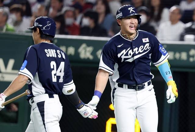 15일 일본 도쿄돔에서 열린 2025 K베이스볼 시리즈 대한민국과 일본의 평가전. 4회초 무사 1루 안현민이 선제 투런홈런을 쏘아올린 뒤 송성문과 기쁨을 나누고 있다. 송성문은 다음 타석 솔로홈런을 기록했다. 사진=연합뉴스