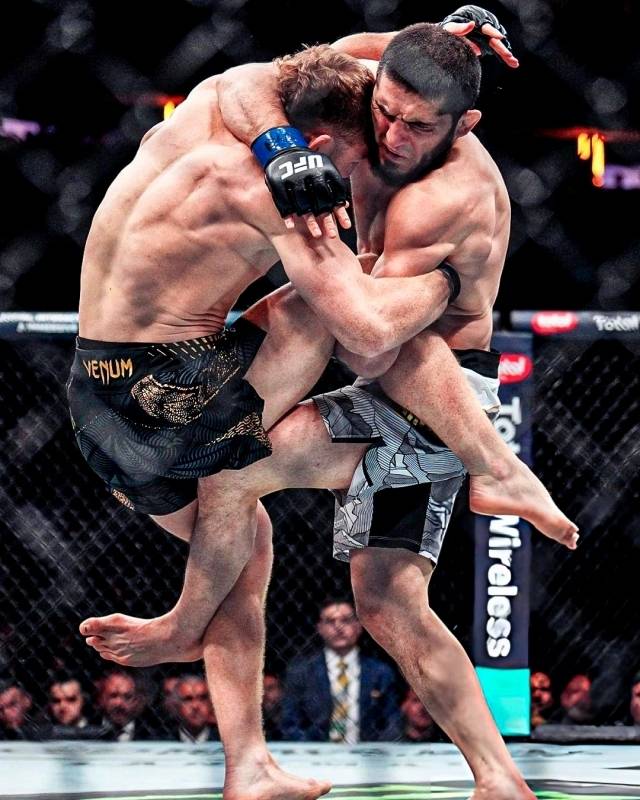 아데산야는 “나도 마카체프를 무시하지 않아. 하지만 마달레나를 잘 알고 있어. 그가 계속 일어나면서 버텨준다면 마카체프에게 큰 문제가 될 거야”라고 설명했다. 결과는 마카체프의 완승이었다. 5라운드 내내 마달레나를 어린아이 다루듯 괴롭혔고 그 결과, 5라운드 만장일치 판정승했다. 마달레나가 경기 중 전의를 상실할 정도로 두 선수의 기량 차이는 컸다. 사진=La Sueur SNS