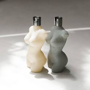 2018년 킴 카다시디안의 뷰티 브랜드 KKW가 출시한 향수 'KKW Body' 이미지. 킴 카다시안의 몸매를 본뜬 향수 케이스로 유명해졌다/사진=킴카다시안 인스타그램