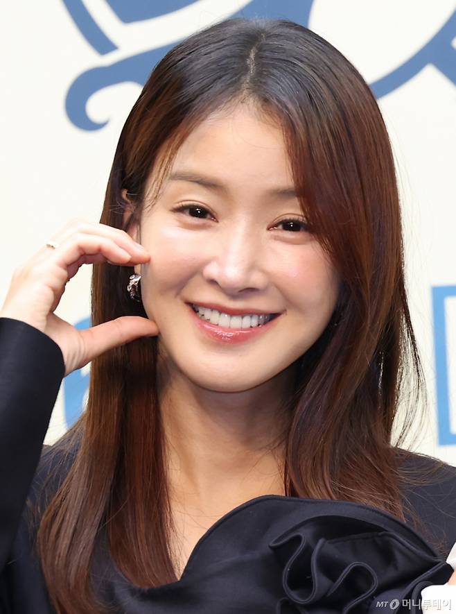 배우 이시영이 지난 6월 16일 오전 서울 마포구 상암동 스탠포드호텔에서 열린 ENA 월화드라마 '살롱 드 홈즈' 제작발표회에 참석해 포즈를 취하고 있다. /사진=뉴스1