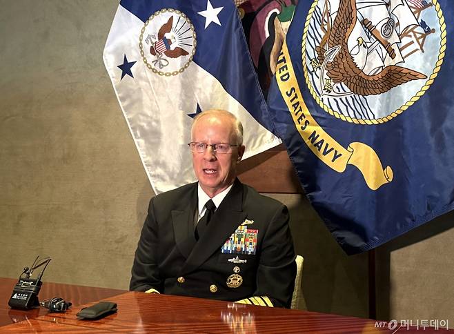 대럴 커들(Daryl Caudle) 미국 해군참모총장(대장)이 지난 14일 오후 서울 용산구 그랜드하얏트에서 머니투데이 더300(the300) 등 내외신 언론과 인터뷰하고 있는 모습. / 사진=김인한 기자