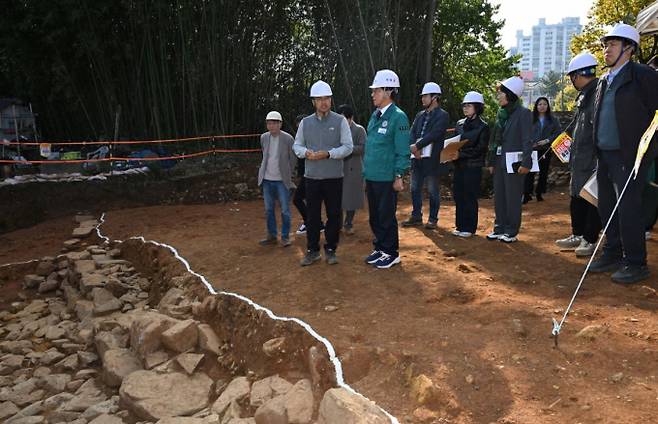 정종복 군수(앞줄 오른쪽 첫 번째)가 발굴현장에서 관계자로부터 설명을 듣고 있다./사진=기장군