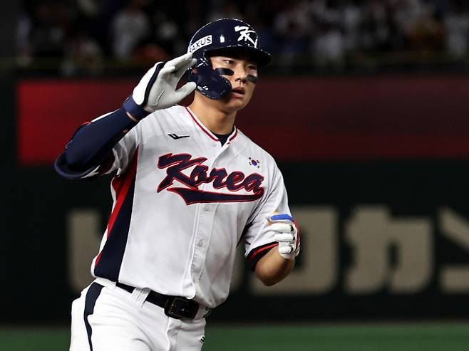 김주원이 외조부상을 견디고 극적 동점 홈런으로 팀을 구했다. 사진은 지난 16일 일본 도쿄돔에서 열린 K-베이스볼 시리즈 일본과의 2차전에서 동점 홈런을 쏘아 올린 김주원. /사진=뉴스1