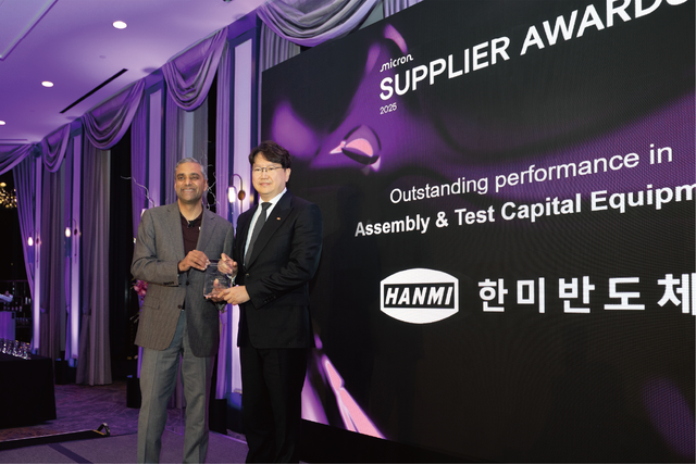 마니시 바티아(왼쪽) 마이크론 테크놀로지 부회장과 곽동신(오른쪽) 한미반도체 회장이 마이크론 서플라이어 어워드’에서 시상식 후 기념사진을 찍고 있다. 한미반도체 제공