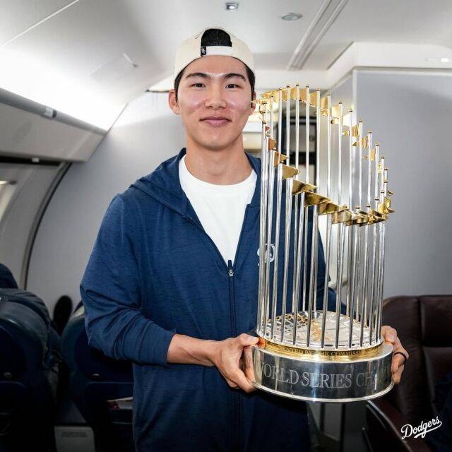 월드시리즈(WS) 우승 트로피를 들고 있는 LA 다저스 김혜성./LA 다저스 SNS