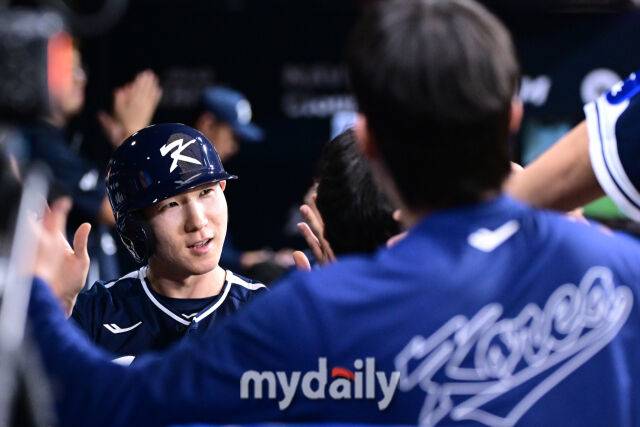 9일 오후 서울 구로구 고척스카이돔에서 진행된 '2025 NAVER K-BASEBALL SERIES' 대한민국-체코와의 평가전 경기. 대한민국 박성한이 4회초 1사 2,3루에서 신민재의 적시타에 득점을 올린 뒤 기뻐하고 있다./마이데일리