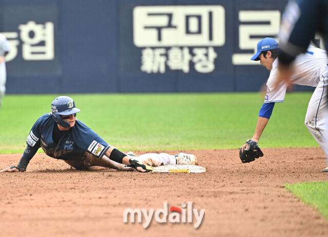 6일 오후 대구광역시 수성구 대구삼성라이온즈파크에서 진행된 '2025 프로야구 KBO리그 포스트시즌' 와일드카드 결정전 1차전 삼성라이온즈와 NC다이노스의 경기. NC 김주원이 7회초 2사 1루서 도루에 성공하고 있다./마이데일리