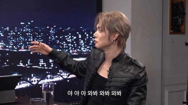 연준이 자신의 연습생 시절 장면을 직접 재연하고 있다. / 유튜브 '피식대학Psick Univ' 화면 캡처