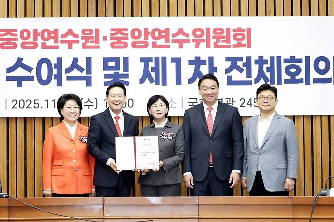 지난 12일 국회 본관 회의실에서 열린 국민의힘 중앙연수원·중앙연수위원회 임명장 수여식 및 제1차 전체회의에서 장동혁 국민의힘 대표(사진 왼쪽에서 두번째)로부터 ‘중앙연수위원회 부위원장’ 임명장을 받은 이선희 경북도의회 기획경제위원장(가운데).[이선희 도의원 제공]