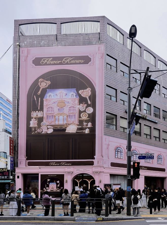 중국 화장품의 올해 수입액이 사상 처음으로 5000만달러를 넘어서면서 국내 시장에서 ‘C-뷰티’의 존재감이 커지고 있다. 사진은 지난달 서울 성수동에서 열린 중국 뷰티브랜드 ‘플라워노즈’ 팝업 현장   [플라워노즈 코리아 인스타그램]