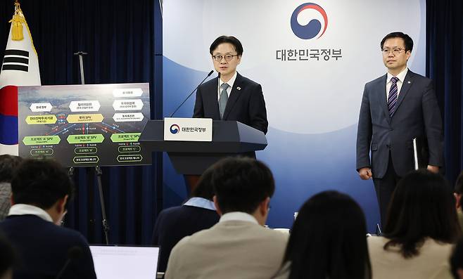 김정관 산업통상부 장관이 14일 서울 종로구 정부서울청사에서 한미 관세협상 팩트시트 및 MOU 관련 브리핑을 하고 있다.  [연합]