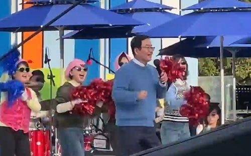 문인 광주 북구청장이 전국노래자랑 무대에 올라 노래를 부르는 모습. 뒷 줄에 선 구청 여성 간부급 공무원들이 응원하고 있다. [연합]