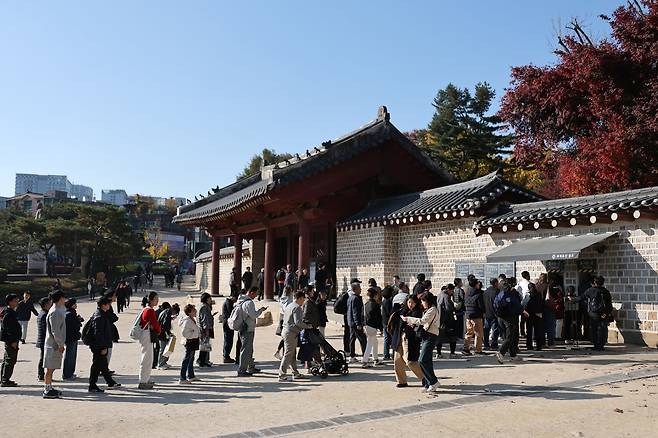 주말인 지난 16일 서울 종묘를 찾은 시민들이 입장 표를 구매하기 위해 줄을 서 있다. [연합]