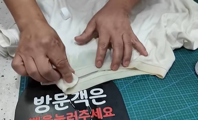에탄올로 티셔츠의 묵은 때를 없애고 있는 모습 [유튜브 지식의맛]