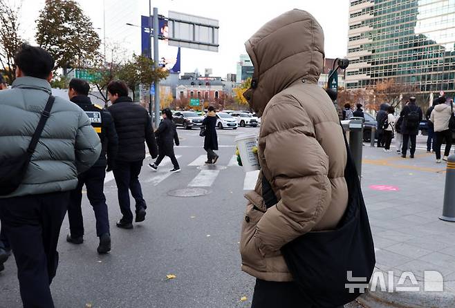 [서울=뉴시스] 이영환 기자 = 북쪽에서 찬 공기가 유입되면서 기온이 큰 폭으로 내려간 17일 오전 서울 종로구 광화문 네거리에서 두꺼운 옷을 입은 시민들이 출근길 발걸음을 재촉하고 있다. 2025.11.17. 20hwan@newsis.com
