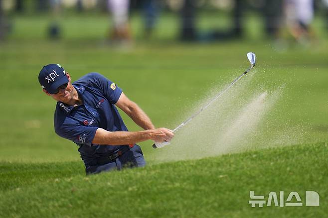[포트워스=AP/뉴시스] 애덤 솅크가 23일(한국 시간) 미국 텍사스 포트워스의 콜로니얼 컨트리 클럽에서 열린 PGA 투어 찰스 슈왑 챌린지 1라운드 경기 도중 15번 홀에서 벙커에 부딪히고 있다. 2025.05.23.