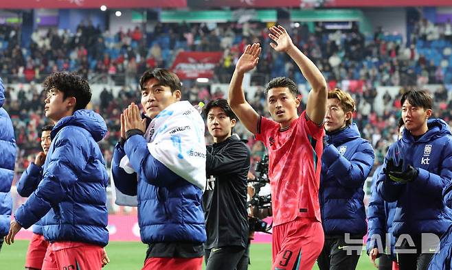 [대전=뉴시스] 강종민 기자 = 지난 14일 오후 대전 유성구 대전월드컵경기장에서 열린 축구 국가대표팀 평가전 대한민국과 볼리비아의 경기.  한국 조규성과 선수들이 관중석을 향해 손을 흔들고 있다. 2025.11.14. ppkjm@newsis.com