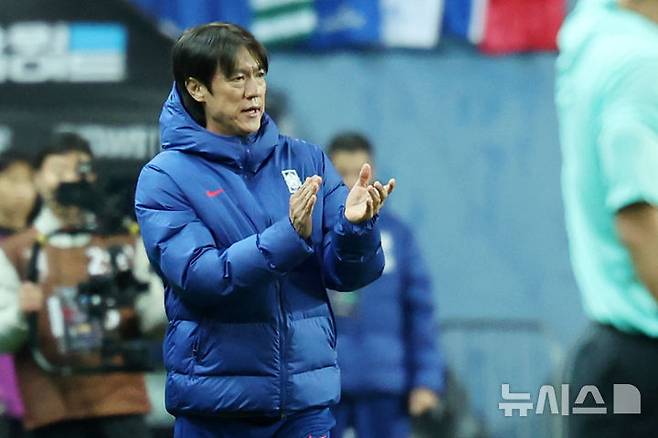 [대전=뉴시스] 조성우 기자 = 지난 14일 오후 대전 유성구 대전월드컵경기장에서 열린 축구 국가대표팀 평가전 대한민국과 볼리비아의 경기, 전반전 한국 홍명보 감독이 박수치며 선수들을 격려하고 있다. 2025.11.14. xconfind@newsis.com