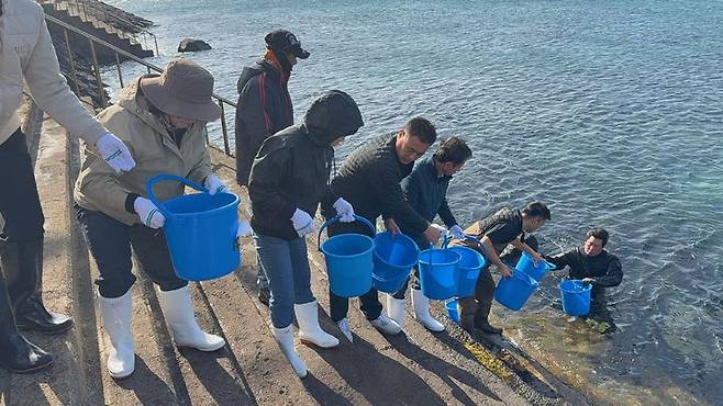 [제주=뉴시스] 제주도 해양수산연구원은 17일 오전 서귀포시 안덕면 사계리 해안에서 특산어종을 방류하고 있다.(사진=제주도 제공) 2025.11.17. photo@newsis.com *재판매 및 DB 금지
